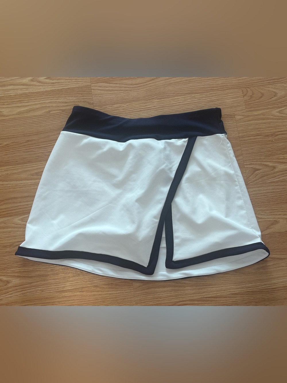 Kyodan white tennis skirt with navy blue trim, size L